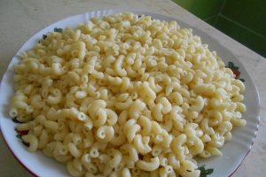 Salata calda cu paste, ardei grasi si telemea