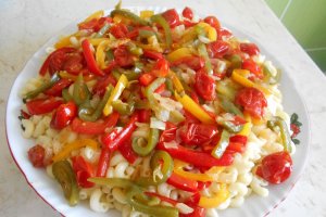 Salata calda cu paste, ardei grasi si telemea