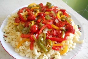 Salata calda cu paste, ardei grasi si telemea
