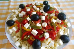 Salata calda cu paste, ardei grasi si telemea