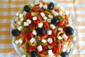Salata calda cu paste, ardei grasi si telemea