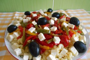 Salata calda cu paste, ardei grasi si telemea