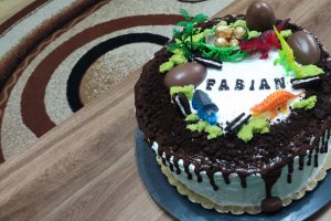 Desert tort aniversar cu oreo, zmeura si straciatella