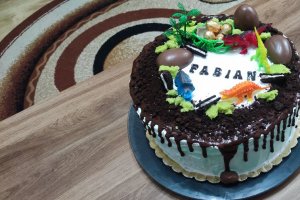 Desert tort aniversar cu oreo, zmeura si straciatella