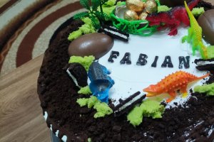 Desert tort aniversar cu oreo, zmeura si straciatella