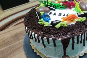Desert tort aniversar cu oreo, zmeura si straciatella