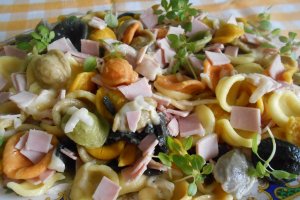 Orecchiette colorate, cu unt, sunca si cascaval