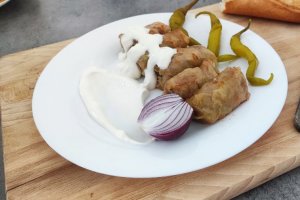 Sarmalute din carne amestec cu foi de varza si vita de vie
