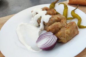 Sarmalute din carne amestec cu foi de varza si vita de vie