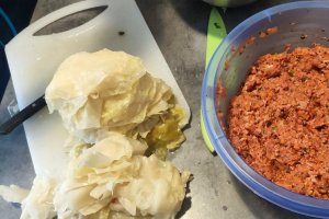 Sarmalute din carne amestec cu foi de varza si vita de vie