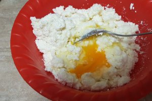 Desert bucte cu branza si stafide