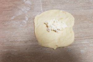 Desert bucte cu branza si stafide