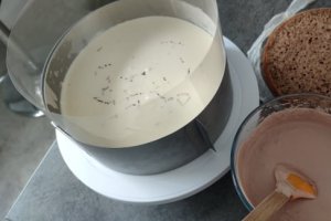 Desert prajitura (tort) cu blat banana bread, mousse de ciocolata alba si amarena
