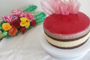 Desert prajitura (tort) cu blat banana bread, mousse de ciocolata alba si amarena
