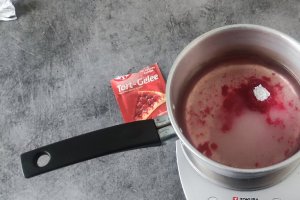 Desert prajitura (tort) cu blat banana bread, mousse de ciocolata alba si amarena