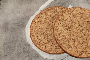 Desert prajitura (tort) cu blat banana bread, mousse de ciocolata alba si amarena