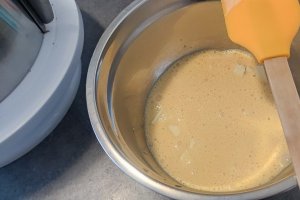 Desert prajitura (tort) cu blat banana bread, mousse de ciocolata alba si amarena