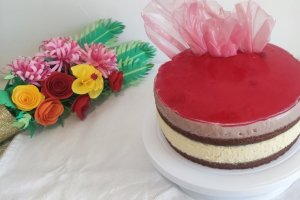 Desert prajitura (tort) cu blat banana bread, mousse de ciocolata alba si amarena