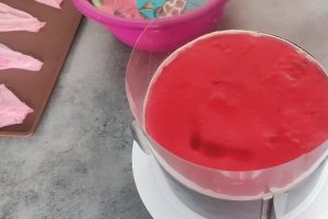 Desert prajitura (tort) cu blat banana bread, mousse de ciocolata alba si amarena