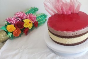 Desert prajitura (tort) cu blat banana bread, mousse de ciocolata alba si amarena