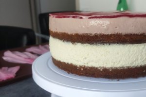 Desert prajitura (tort) cu blat banana bread, mousse de ciocolata alba si amarena
