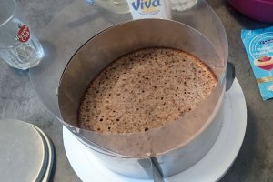 Desert prajitura (tort) cu blat banana bread, mousse de ciocolata alba si amarena