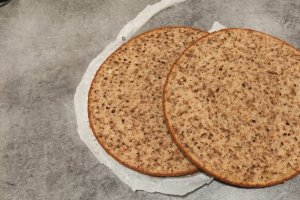 Desert prajitura (tort) cu blat banana bread, mousse de ciocolata alba si amarena