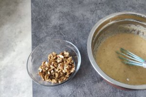 Desert prajitura (tort) cu blat banana bread, mousse de ciocolata alba si amarena