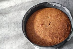 Desert prajitura (tort) cu blat banana bread, mousse de ciocolata alba si amarena