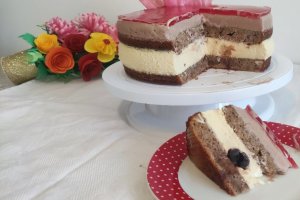 Desert prajitura (tort) cu blat banana bread, mousse de ciocolata alba si amarena