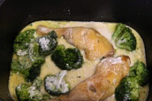 Pulpe de pui cu broccoli si ardei in sos de smantana la multicooker Crock-Pot