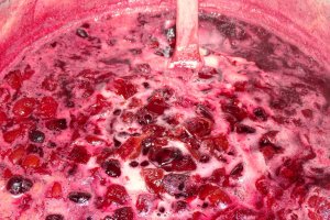 Gem de prune vinete cu nuci coapte