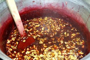 Gem de prune vinete cu nuci coapte