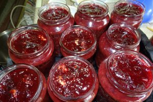 Gem de prune vinete cu nuci coapte
