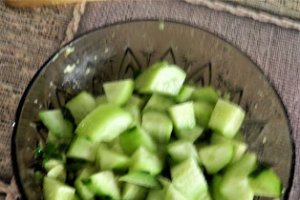Salata de avocado si castraveti
