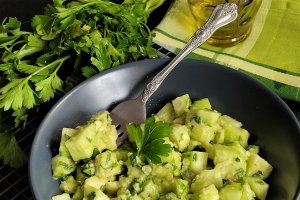 Salata de avocado si castraveti
