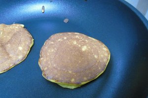 Pancakes cu lamaie si sos de mure