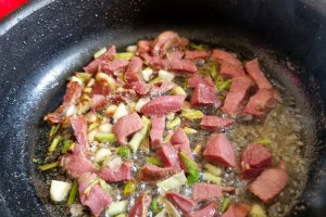 Tagliatele cu carne, ciuperci de Paris si broccoli