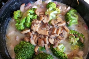 Tagliatele cu carne, ciuperci de Paris si broccoli