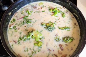 Tagliatele cu carne, ciuperci de Paris si broccoli