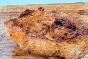 Piept de pui marinat cu rozmarin, sub capac