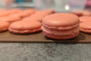 Desert macarons cu ganache de zmeura