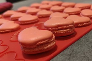 Desert macarons cu ganache de zmeura