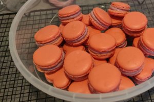 Desert macarons cu ganache de zmeura