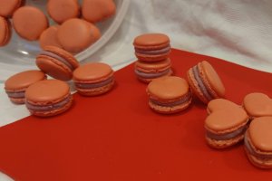 Desert macarons cu ganache de zmeura