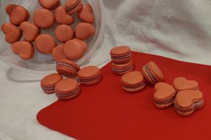Desert macarons cu ganache de zmeura