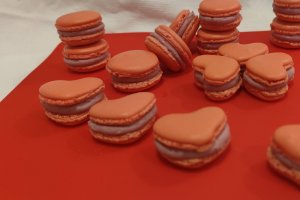 Desert macarons cu ganache de zmeura