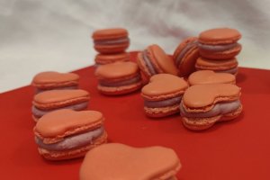 Desert macarons cu ganache de zmeura