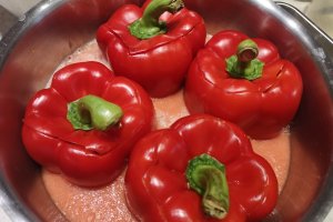 Ardei umpluti cu carne de curcan, in sos de rosii