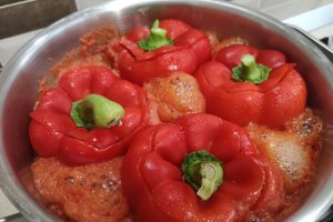 Ardei umpluti cu carne de curcan, in sos de rosii